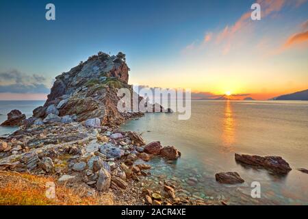 Den Sonnenaufgang in Agios Ioannis Kastri der Insel Skopelos, Griechenland Stockfoto