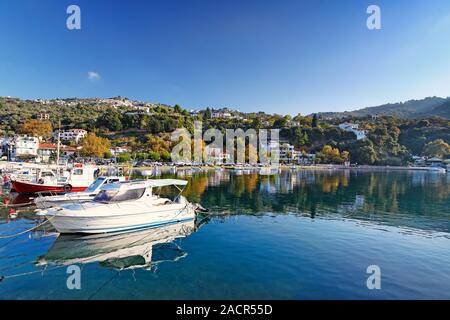 Der Hafen in Glossa der Insel Skopelos, Griechenland Stockfoto