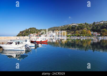 Der Hafen in Glossa der Insel Skopelos, Griechenland Stockfoto