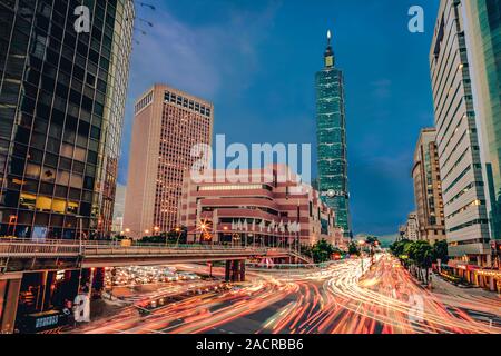 Anzeigen von Taipei Hauptstraße von Tag zu Nacht mit dem berühmten Gebäude 101 und Verkehr Auto Licht lange Belichtung Foto. Stadtbild von Straße mit Verkehr ein Stockfoto