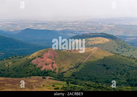 Blick auf den Puy Pariou und Puy des Goules Vulkane, Regionalen Naturpark Volcans d'Auvergne, Puy-de-Dome (63), Frankreich. Stockfoto