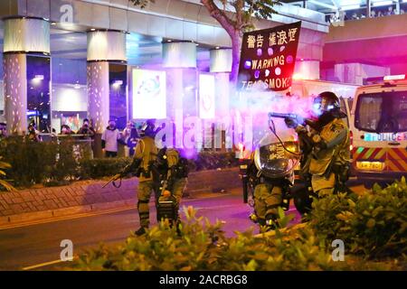 Hongkong, China. 01., Dezember 2019. Tausende von pro-demokratischen Demonstranten melden Sie den friedlichen Marsch von Tsim Sha Tsui, Hung Hom. Später Konflikte brechen auf Whampoa und Mongkok, wo die Polizei Tränengas einsetzen und reinigen sie Straßensperren, die von den Demonstranten. Stockfoto