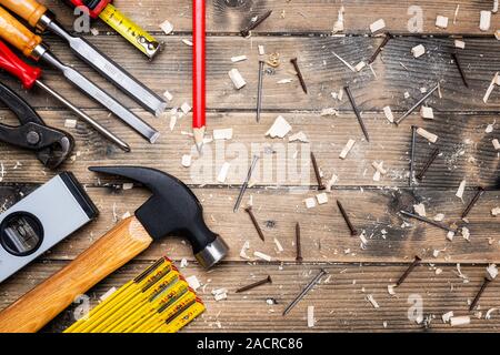 Blick von oben auf die Tischlerei Tools auf einem antiken Holztisch. Bauwirtschaft, die es selbst tun. Holz- Arbeitstisch. Stockfoto