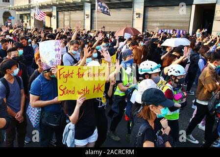 Hongkong, China. 01., Dezember 2019. Tausende von pro-demokratischen Demonstranten melden Sie den friedlichen Marsch von Tsim Sha Tsui, Hung Hom. Stockfoto