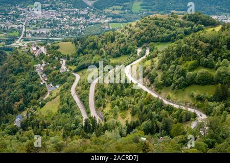 Le Bourg-d'Oisans und die D 211 kurvenreiche Straße, beliebt bei Radfahrern und auf der Tour de France, die bis zur Alpe d'Huez Isere (38), Frankreich Stockfoto