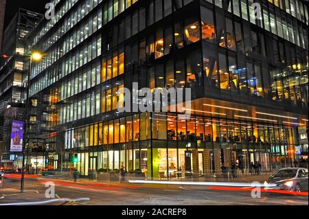 Bürogebäude in Number One (No 1) Spinningfields, Manchester, nachts im Winter Stockfoto