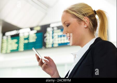 Frau schreibt eine SMS mit Ihrem Mobiltelefon Stockfoto