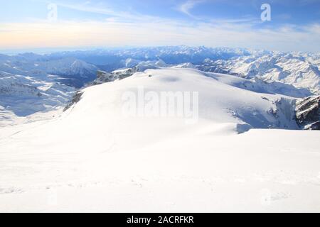 Schönen Tag in den Alpen, Winter, Schnee und blauem Himmel im Hintergrund Stockfoto