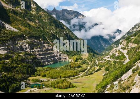 D 526 Straße durch das Tal zwischen dem Massiv des Belledone und Massif des Grandes Rousses, Isere (38), Auvergne-Rhone-Alpes, Frankreich Stockfoto