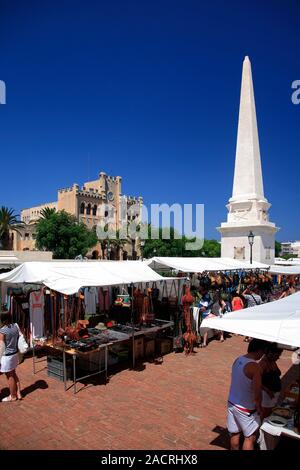 Wöchentliche Marktstände auf dem Marktplatz, Ciutadella Stadt, Insel Menorca, Balearen, Spanien, Europa Stockfoto