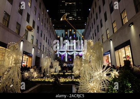 NEW YORK, USA - Dezember 20, 2016: Die weihnachtsdekorationen in der Nähe des Rockefeller Center, Engel und Leuchten. Stockfoto