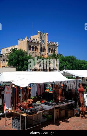 Wöchentliche Marktstände auf dem Marktplatz, Ciutadella Stadt, Insel Menorca, Balearen, Spanien, Europa Stockfoto