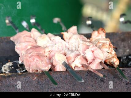 Grill am Spieß mit rohen Schaschlik. Stockfoto