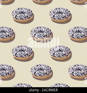 Essen nahtlose isometrische Muster mit weißen verglaste Schokolade Donuts auf Pastell beige Hintergrund. Dessert fast food. Minimale abstract kreatives Konzept Stockfoto