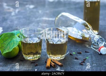 Apple Cider, ausgegossen in Gläser, steht auf einem alten Vintage Tabelle. Im rustikalen Stil, ungewöhnliche Behandlung Stockfoto