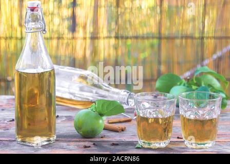 Apfelsaft in Flaschen abgefüllt. Immer noch leben, von achtlos verstreut halb leeren Flaschen mit Apfelessig. Zusammensetzung mit Brille, Dekorationen Zimt Stockfoto