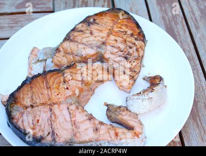 Zwei Lachs Steaks auf dem Grill zubereitet Stockfoto