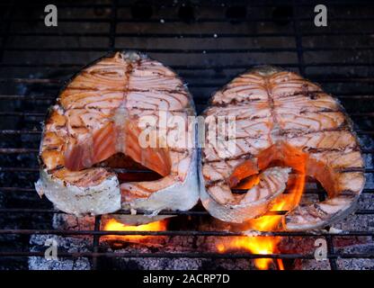 Zwei frische Lachs Steaks auf dem Grill gegart Stockfoto