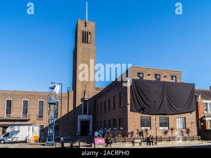 Die Arri D40 HMI-fresnel Lampenkopf auf einem Scherenhub für einen Film drehen manipuliert, Hornsey Rathaus, 1933 von Reginald Uren, Hornsey, London, England Stockfoto