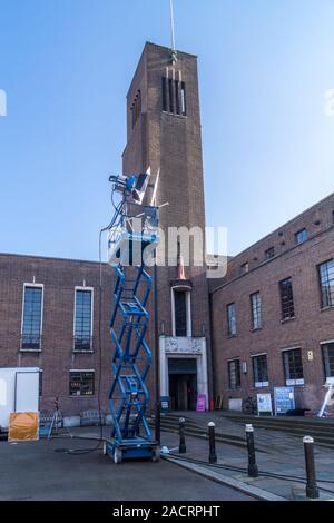 Die Arri D40 HMI-fresnel Lampenkopf auf einem Scherenhub für einen Film drehen manipuliert, Hornsey Rathaus, 1933 von Reginald Uren, Hornsey, London, England Stockfoto