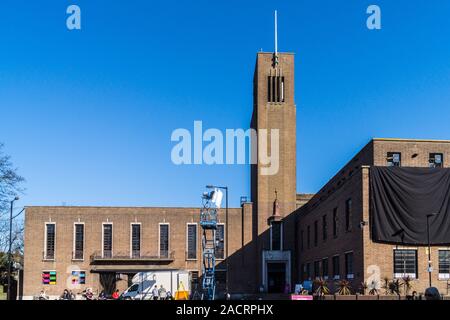 Die Arri D40 HMI-fresnel Lampenkopf auf einem Scherenhub für einen Film drehen manipuliert, Hornsey Rathaus, 1933 von Reginald Uren, Hornsey, London, England Stockfoto