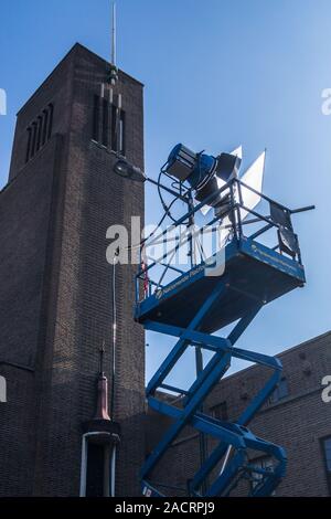 Die Arri D40 HMI-fresnel Lampenkopf auf einem Scherenhub für einen Film drehen manipuliert, Hornsey Rathaus, 1933 von Reginald Uren, Hornsey, London, England Stockfoto