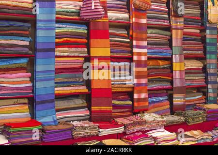 Stoffe mit traditionellen marokkanischen Muster, Essaouira, Marokko ...