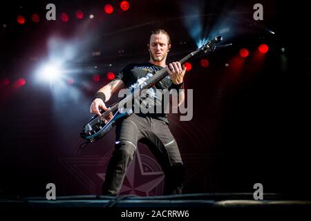 HELLFEST OPEN AIR FESTIVAL, Argelès-sur-Mer, Frankreich - 2017/06/18: Brian Marshall, der Bassist der amerikanischen Band Alter Bridge, die live auf der Bühne des Hellfest Open Air Festival 2017 Stockfoto