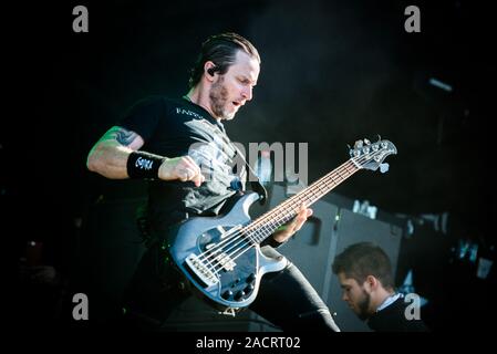 HELLFEST OPEN AIR FESTIVAL, Argelès-sur-Mer, Frankreich - 2017/06/18: Brian Marshall, der Bassist der amerikanischen Band Alter Bridge, die live auf der Bühne des Hellfest Open Air Festival 2017 Stockfoto