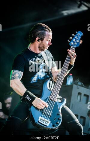 HELLFEST OPEN AIR FESTIVAL, Argelès-sur-Mer, Frankreich - 2017/06/18: Brian Marshall, der Bassist der amerikanischen Band Alter Bridge, die live auf der Bühne des Hellfest Open Air Festival 2017 Stockfoto