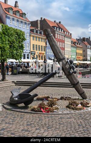 Anker Kopenhagen, Blick auf die Gedenkstätte Anker zum Gedenken an zivile Seeleute, die im Zweiten Weltkrieg, Kongens Nytorv, Nyhavn, Kopenhagen, Dänemark starb. Stockfoto