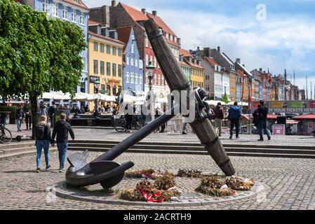 Kopenhagen Anker, Ansicht der Gedenkstätte Anker zum Gedenken an zivile Seeleute, die im Zweiten Weltkrieg, Kongens Nytorv, Nyhavn, Kopenhagen, Dänemark starb. Stockfoto