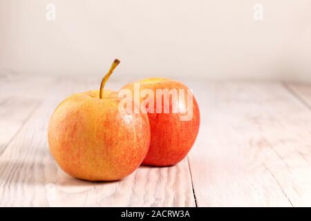 Zwei frische rote Äpfel closeup auf Holz- ländlichen Boards, Vega essen. gelb-rote reife frischen Apfel Stockfoto