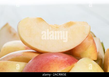 Scheiben frischen roten Apfel. einen frischen Apfel Quartal Stockfoto