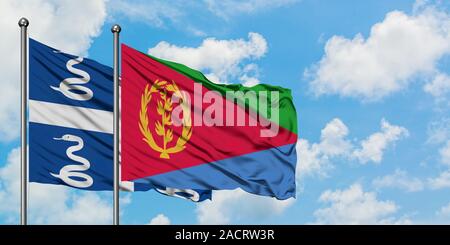 Eritrea und Martinique Flagge im Wind gegen Weiße bewölkt ...