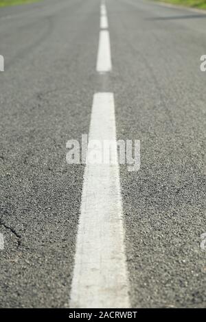Pfeil-Zeichen als Straßenmarkierungen auf s Auffahrt Stockfoto