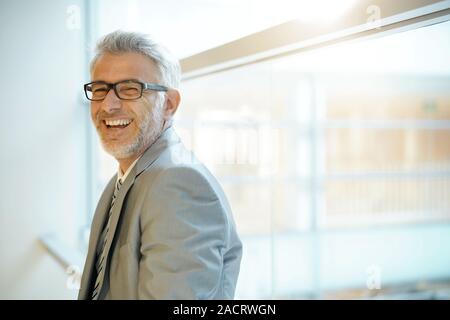 Lachen reifen Geschäftsmann im Amt Kamera suchen Stockfoto