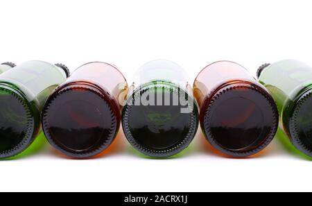 Flaschen hintereinander liegen. Die Böden der Flaschen. Stockfoto