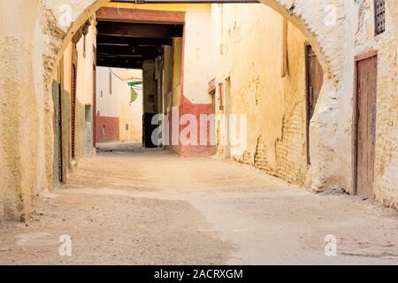 Gasse in der Altstadt von Meknes, Marokko Stockfoto