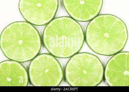 Limettenscheiben übersichtlich auf einem weißen Hintergrund Stockfoto