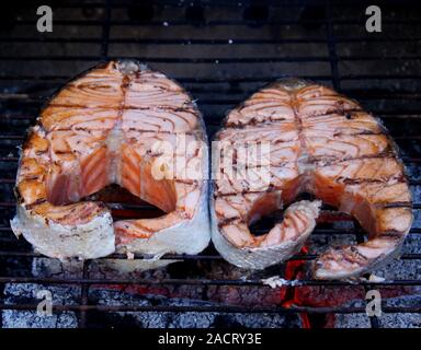 Zwei frische Lachs Steaks auf dem Grill gegart Stockfoto