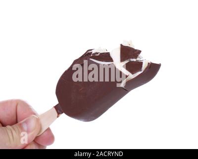 Hand hält angebissene Schokolade Vanille Eis. Stockfoto