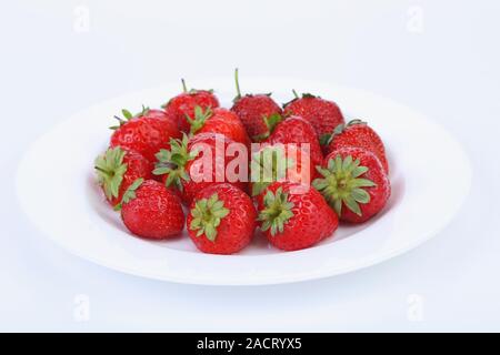 Frische rote reife Erdbeeren auf einem weißen Teller Stockfoto