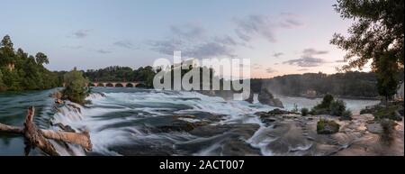 Mit Rheinfall Schloss Laufen, Schleitheim, Kanton Schaffhausen, Schweiz, Europa Stockfoto