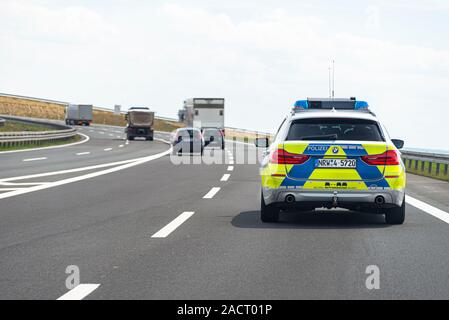 Bonn, Deutschland, 23. Mai 2019. Deutsche Polizei Auto BMW fahren auf der Autobahn, Ansicht von hinten. Stockfoto