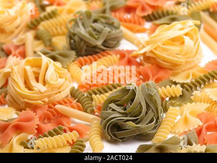 Verschiedene Nudeln in drei Farben. Stockfoto