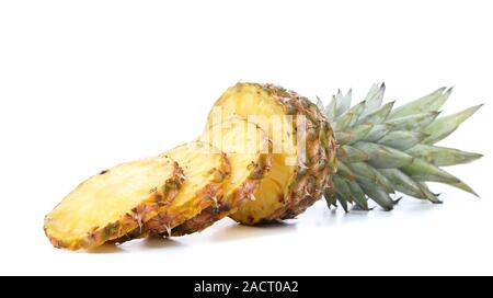 Ananas mit Scheiben auf weißem Hintergrund Stockfoto