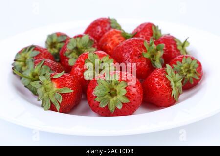 Frische rote reife Erdbeeren auf Platte. Stockfoto