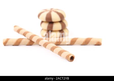 Schokolade gestreift wafer-Brötchen und Kekse befestigen. Stockfoto