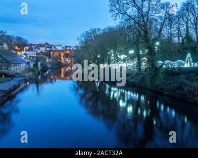 Eisenbahnviadukt und Weihnachtsbeleuchtung in den Fluss Nidd in Knaresborough North Yorkshire England wider Stockfoto